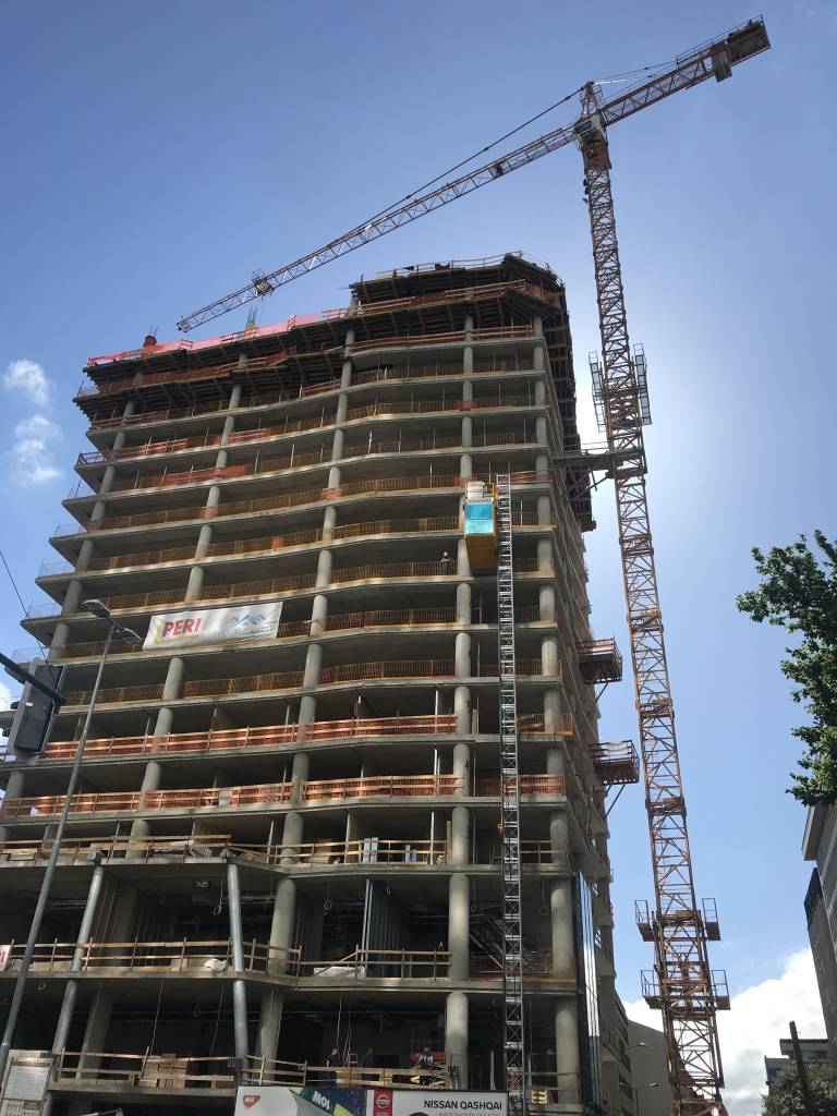 Hotel, stanovanja ali poslovni prostori? Kaj bo v zgradbi, ki raste na Bavarskem dvoru, ostaja vprašanje. 