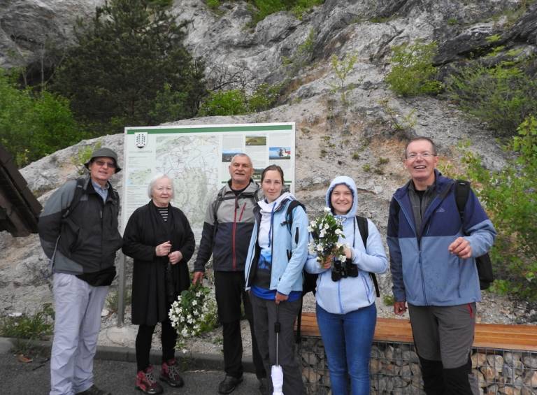 „Trenutno imajo domače agencije svoje zaposlene na čakanju ali pa so jih odpustile, tuje turistične agencije pa se bodo morda vrnile čez eno leto. Spremenjene razmere od nas vodnikov terjajo tudi drugačen poslovni model ,“ pojasni Gruden.  