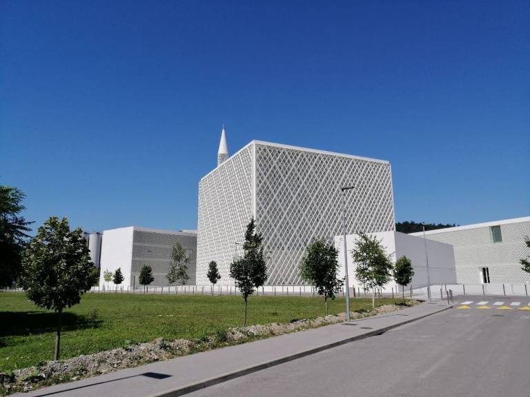 Vodena tura „Orient v Ljubljani“ za ceno 10 evrov prinaša dve uri odklopa od običajnosti, prežeti z vonjem in  okusom po eksotičnem.