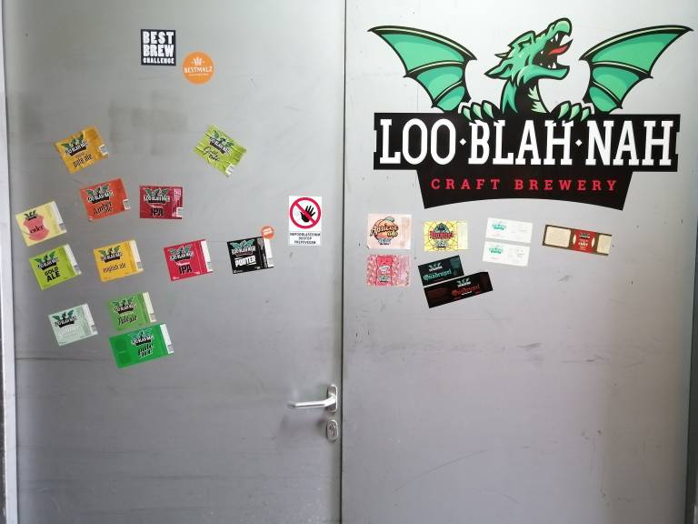 Za temi vrati se zgodi čarovnija.