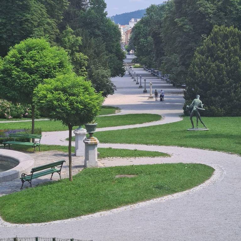 Med sprehodom skozi park smo poleg cvetlic in zanimivih dreves opazili številne kipe in več fontan. 