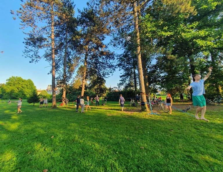 Bi radi preverili, kako dobro je vaše ravnotežje? Lahko se pridružite mojstrom ravnotežja, ki med drevesi v Tivoliju napeljejo elastični trak in imajo slackline trening.