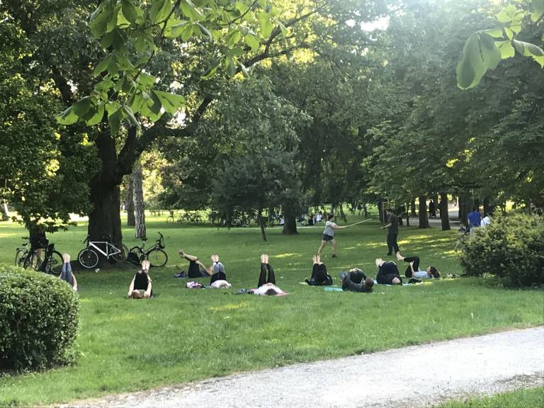 Na sprehodu smo opazili kar nekaj skupin, ki so izvajale jogo na prostem. Svež zrak in zelenje zagotovo prispevata k temu, da so udeleženci še bolj sproščeni.