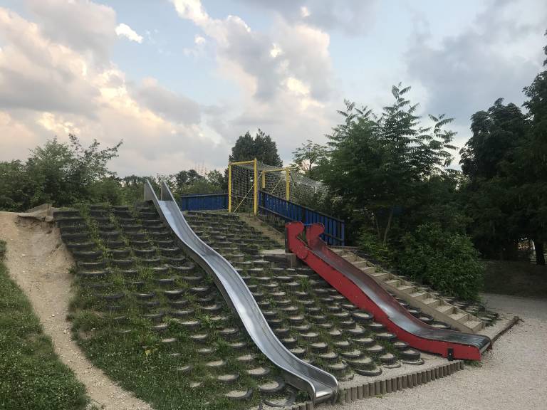 V Tivoliju je več otroških igrišč s številnimi igrali, kjer otrokom zagotovo ne bo dolgčas. 