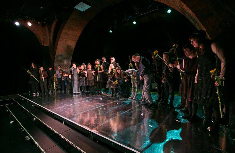 Slovensko mladinsko gledališče je popolnoma spremenilo svoj abonmajski sistem. Po novem vabijo k vpisu v Klub Mladinsko, kjer sta izbira vstopnic ter čas ogledov predstav popolnoma prilagodljiva in odvisna od izbire posameznika. Vir foto: SMG.