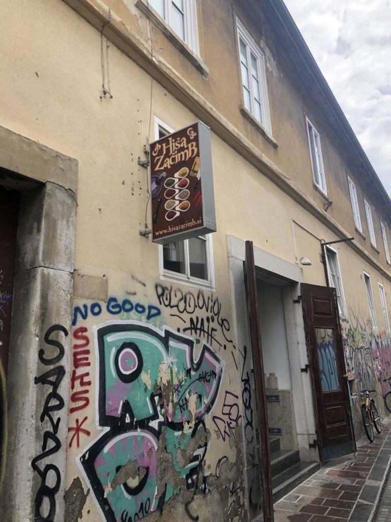 Hiša začimb se nahaja v centru mesta, na Trubarjevi ulici. 