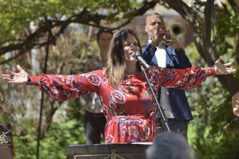 Ana Vipotnik, pevka skupine Fake Orchestra in Fake Family