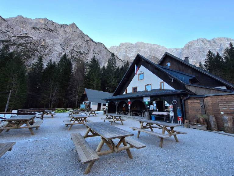 Pred odhodom v gore je vselej priporočljivo preveriti vremenske razmere in preveriti, ali koča na cilju obratuje.