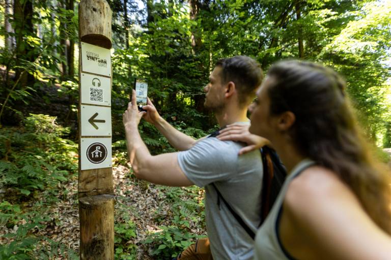 Obiskovalce čaka skoraj šest kilometrov poti, a le 1,6 kilometra po soteski.