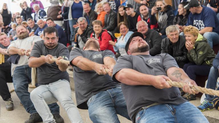 John Deere tekmovanje v vlečenju vrvi za najmočnejše slovenske fante.