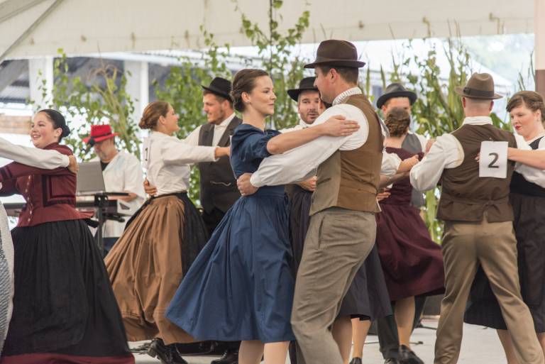 Tekmovanje v plesanju polke.