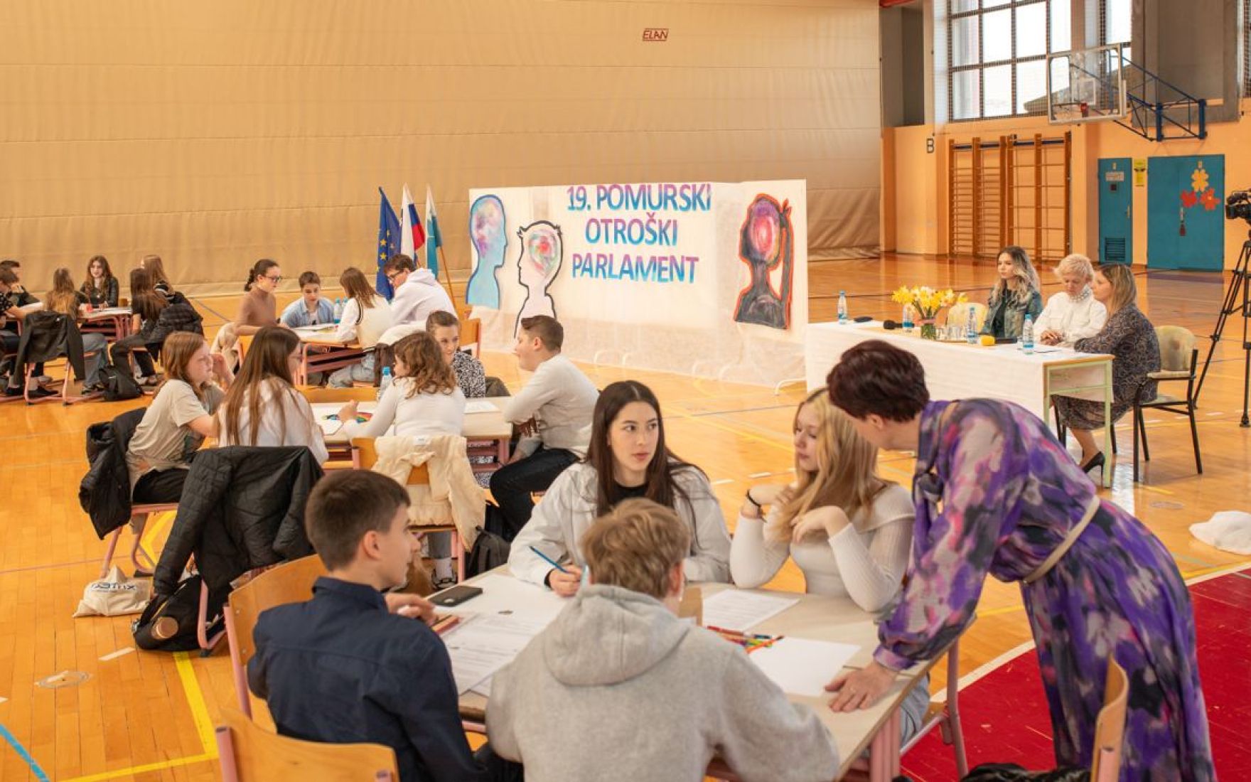 FOTO: Mladi Parlamentarci V Murski Soboti O Duševnem Zdravju Otrok In ...