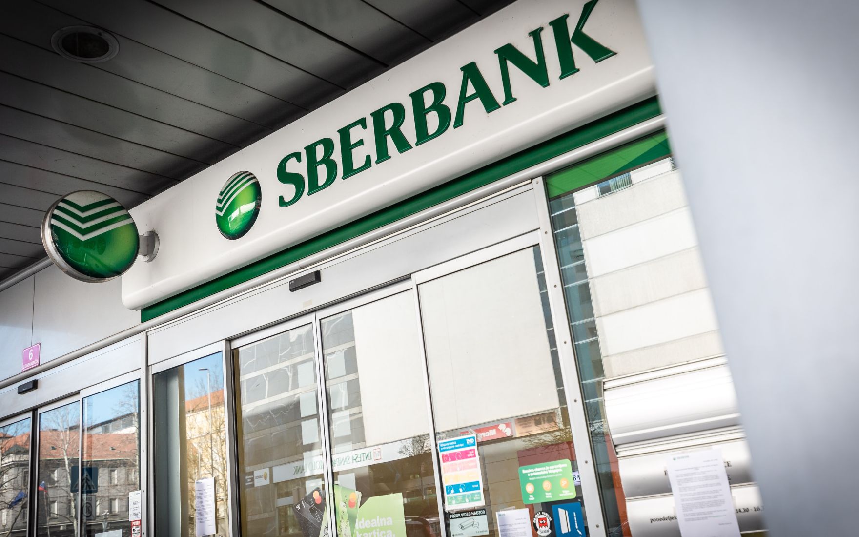 Po Dneh Zaprtja Vrata Znova Odpira Sberbank, Ki Ima Odslej Novega ...