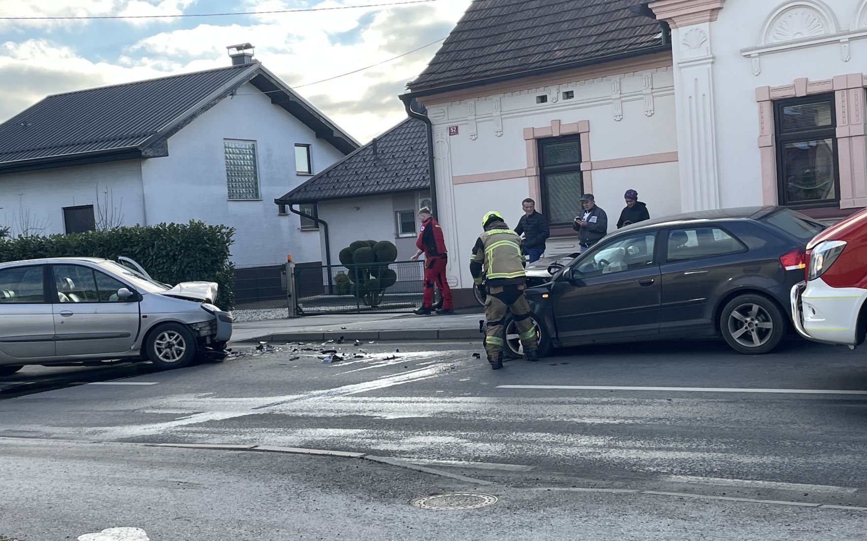 Znane nove podrobnosti nesreče v kateri sta čelno trčili osebni vozili