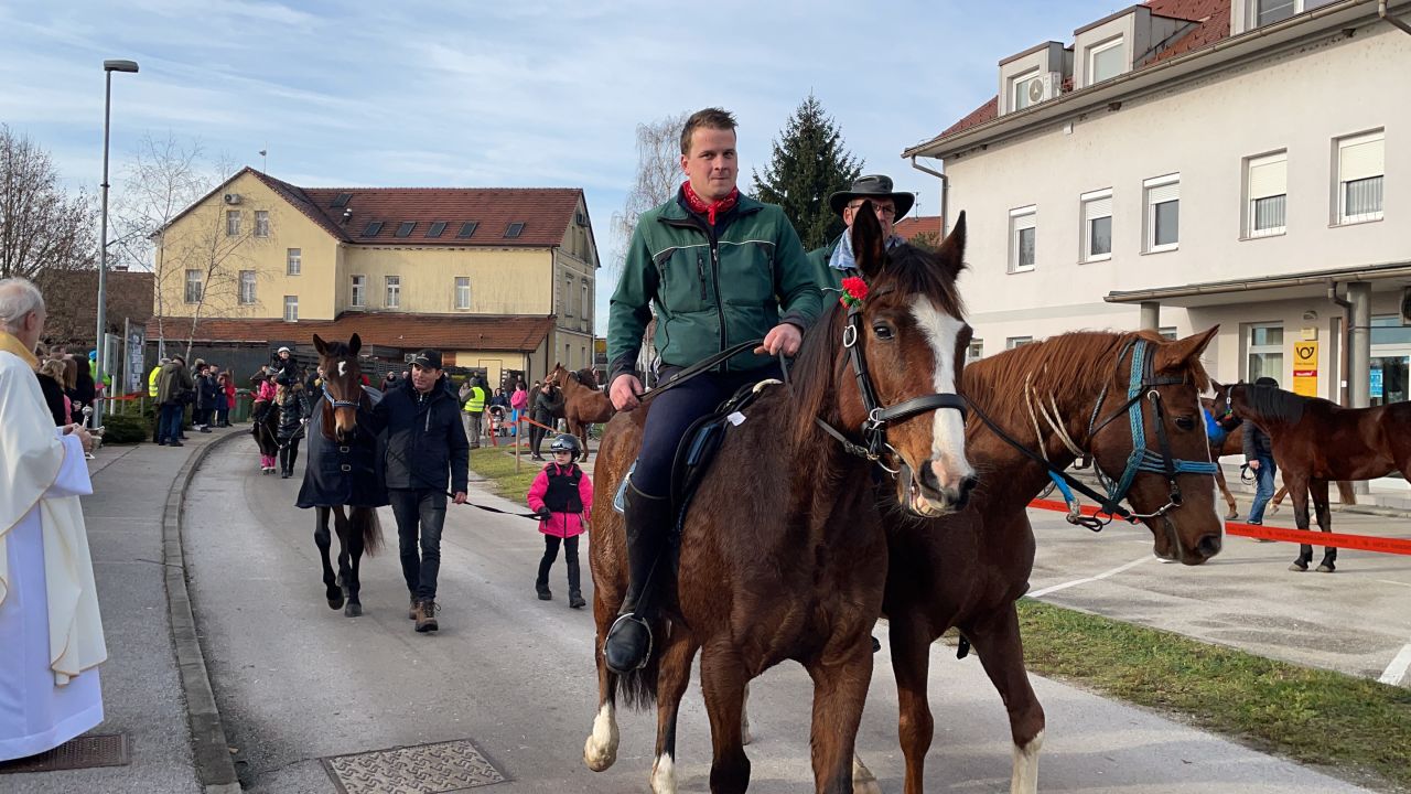 FOTO: Tako Je Potekal Tradicionalni Blagoslov Konj: Da Bi Naši Konji ...