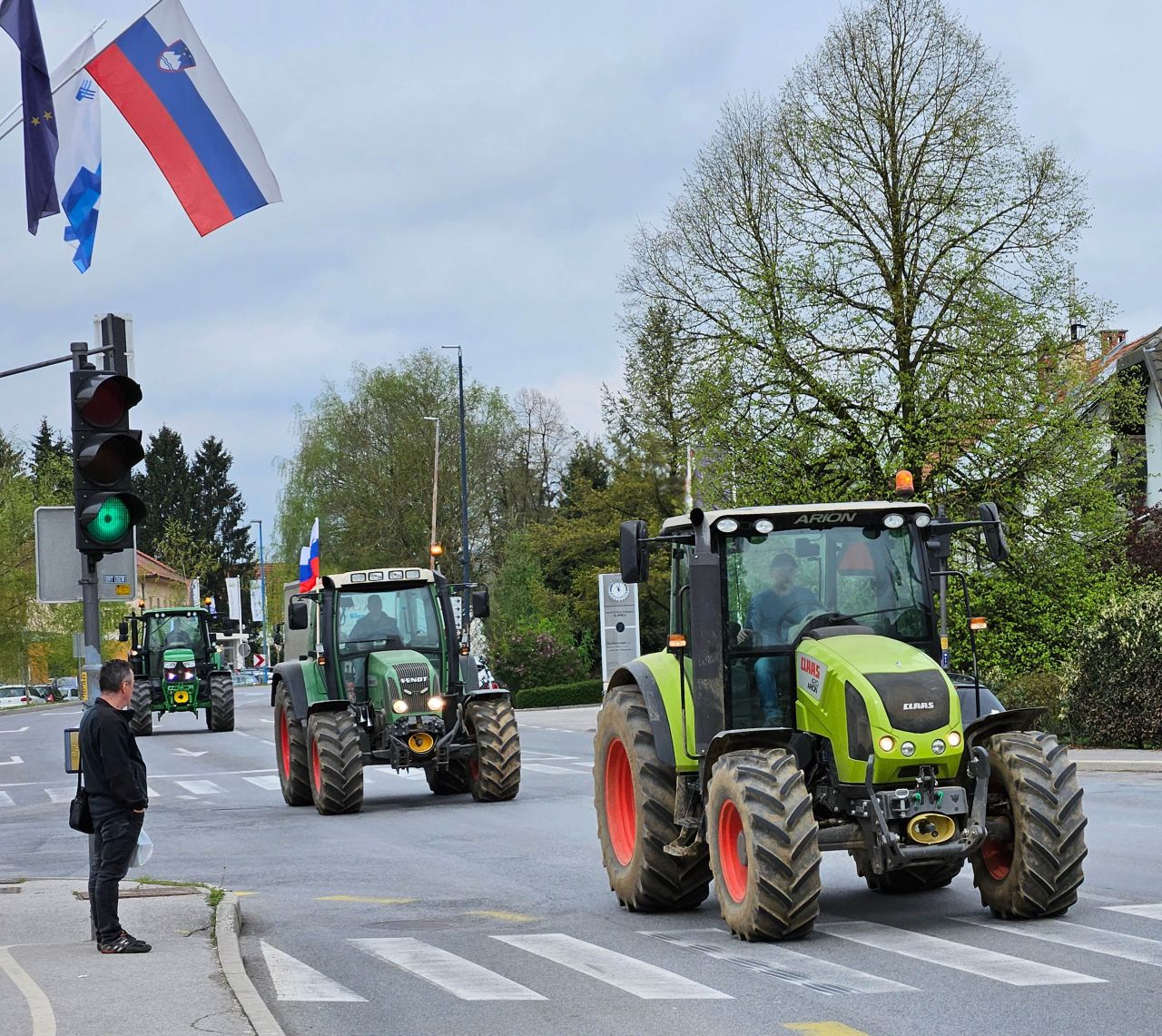 FOTO In VIDEO: Kmetje Ustavili Promet V Ljubljani: Ne Bomo Hlapci Na ...