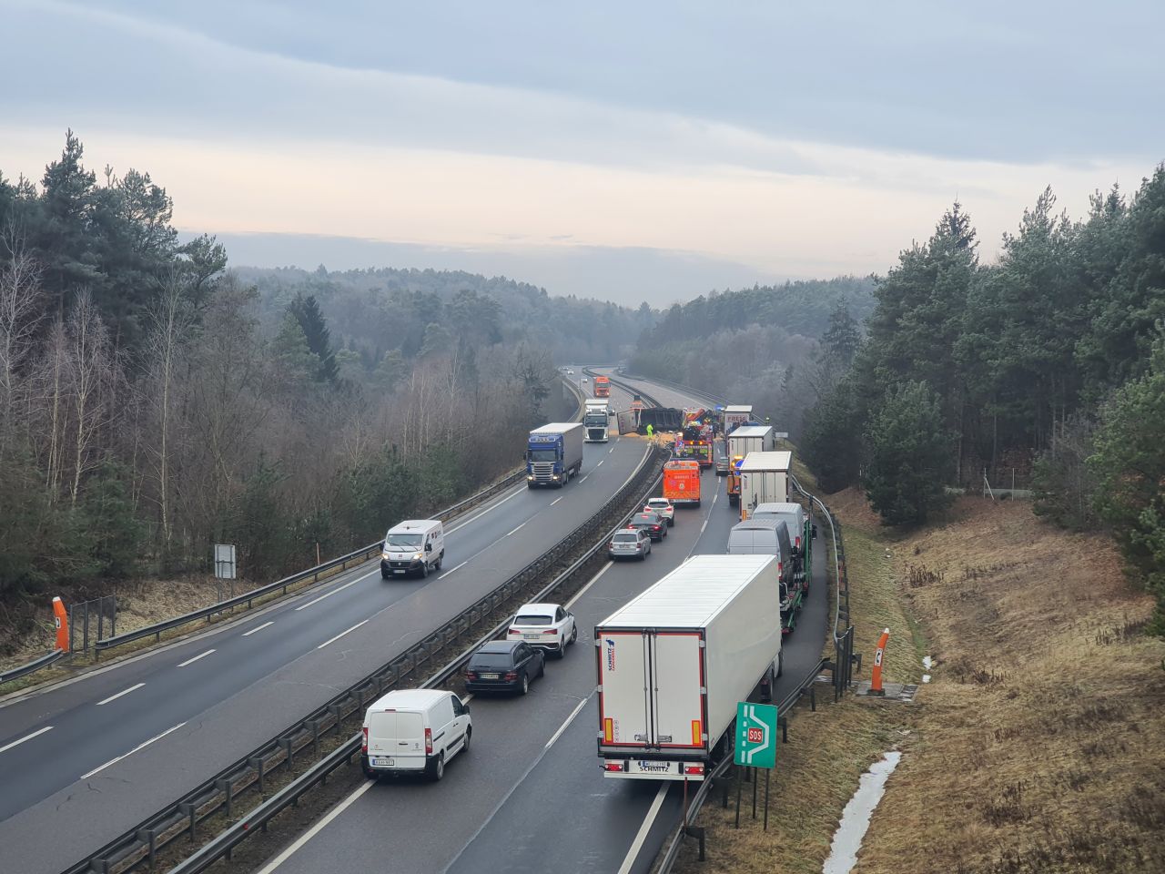 FOTO in VIDEO Strašna nesreča na avtocesti proti Mariboru Tovornjak predrl ograjo voznik umrl