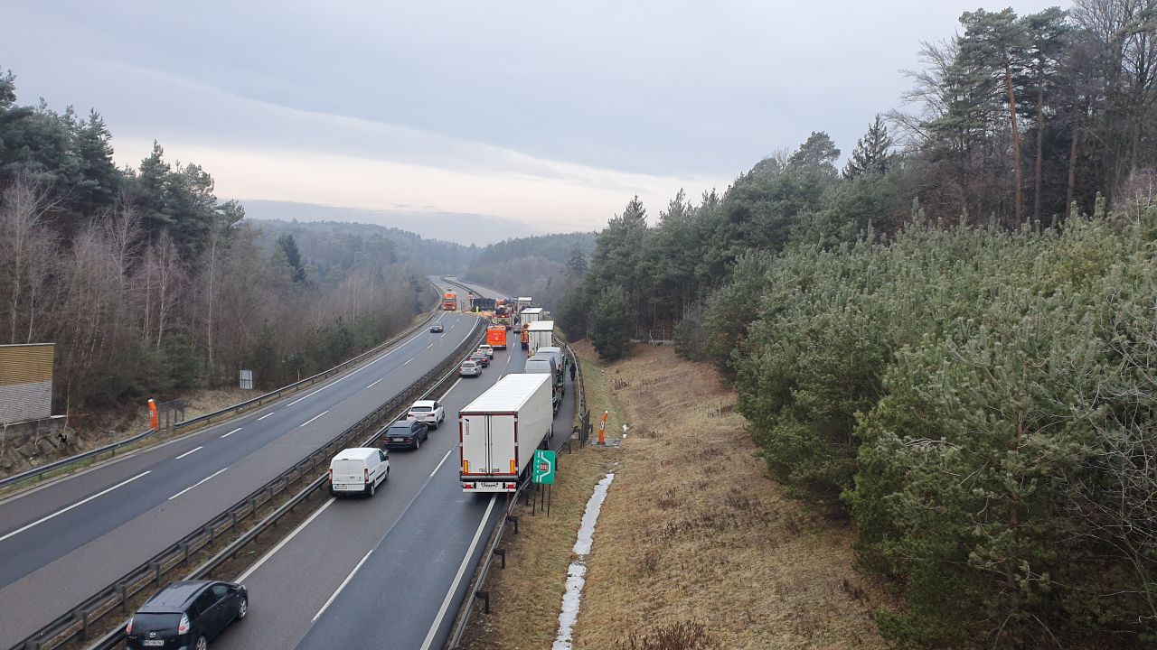 FOTO in VIDEO Strašna nesreča na avtocesti proti Mariboru Tovornjak predrl ograjo voznik umrl