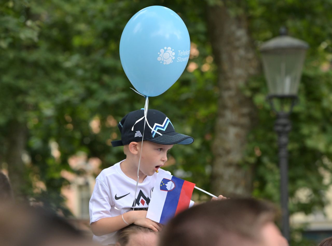 FOTO In VIDEO: Slovenski Nogometaši So Se Domov Vrnili Kot Junaki ...