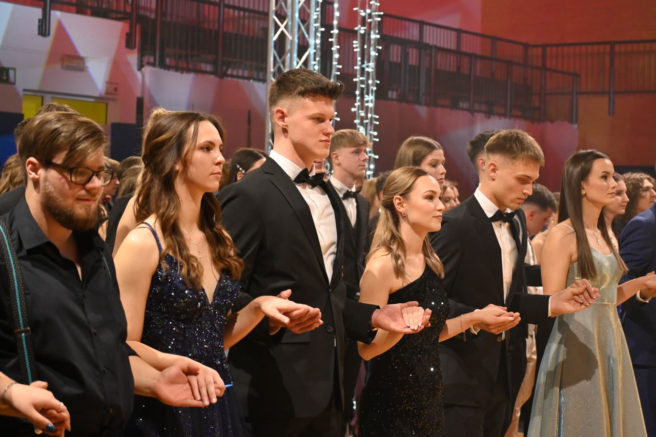 FOTO in VIDEO: Poglejte, kako je maturantski ples odplesal še drugi del