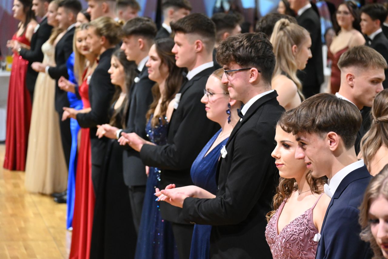 FOTO in VIDEO: Poglejte, kako je maturantski ples odplesal še drugi del